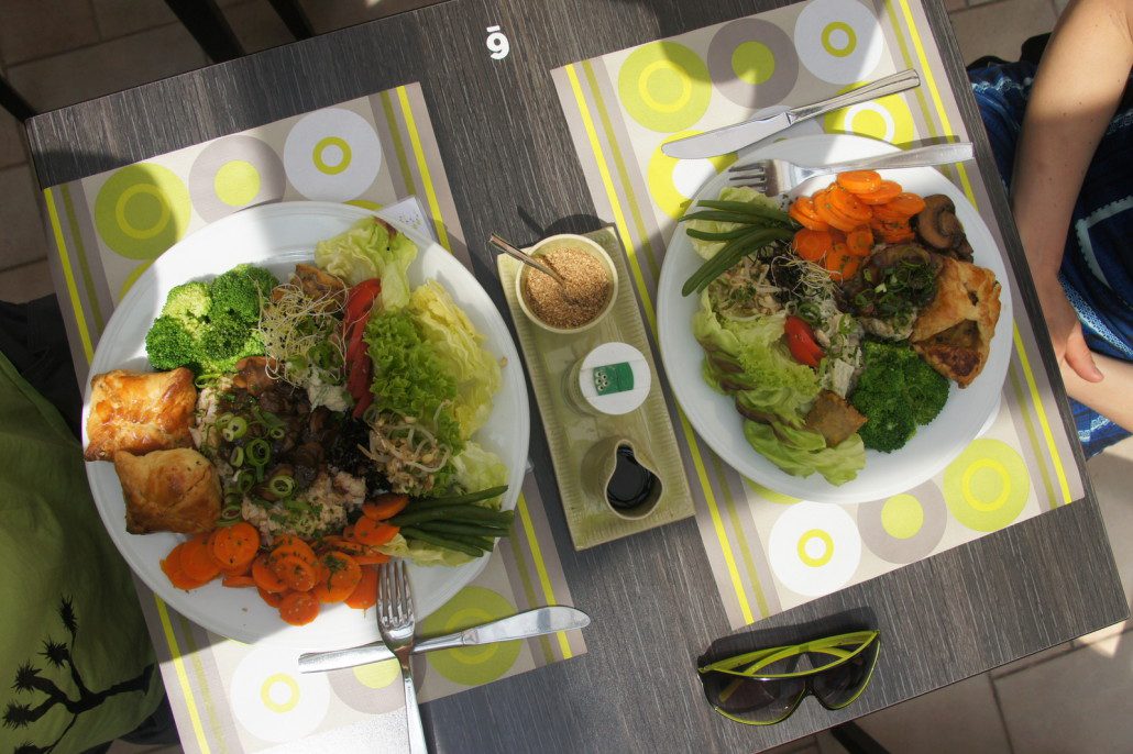 A colorful vegan meal at the Bruges vegetarian restaurant "De Bron."